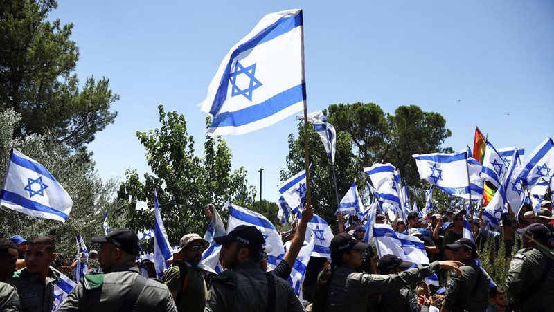 Polisi Israel melewati penghalang polisi selama demonstrasi menentang Perdana Menteri Israel Benjamin Netanyahu dan perombakan peradilan pemerintah koalisi nasionalisnya, di Yerusalem 24 Juli 2023. (REUTERS/Ronen Zvulun)