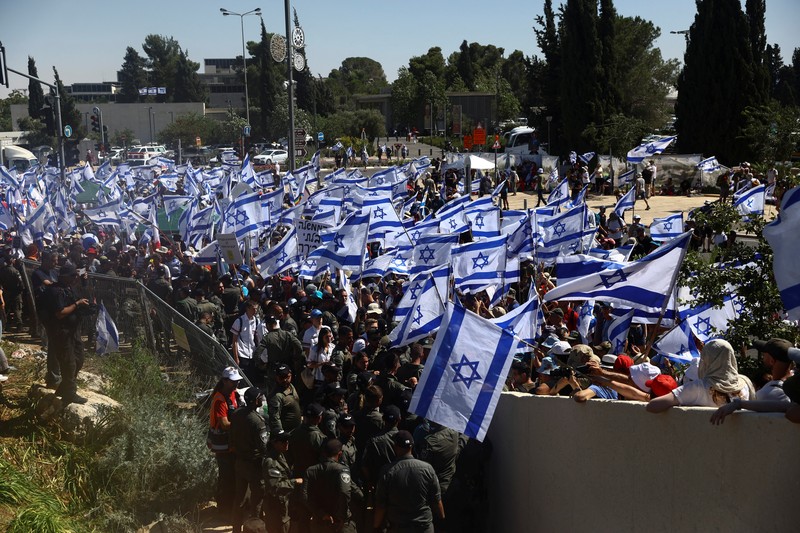 Polisi Israel melewati penghalang polisi selama demonstrasi menentang Perdana Menteri Israel Benjamin Netanyahu dan perombakan peradilan pemerintah koalisi nasionalisnya, di Yerusalem 24 Juli 2023. Polisi Israel melewati penghalang polisi selama demonstrasi menentang Perdana Menteri Israel Benjamin Netanyahu dan perombakan peradilan pemerintah koalisi nasionalisnya, di Yerusalem 24 Juli 2023. (REUTERS/Ronen Zvulun)