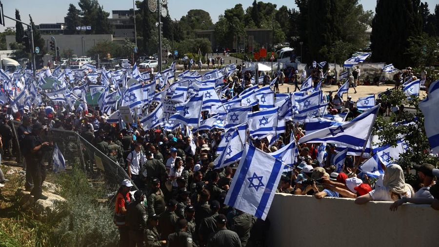 Polisi Israel melewati penghalang polisi selama demonstrasi menentang Perdana Menteri Israel Benjamin Netanyahu dan perombakan peradilan pemerintah koalisi nasionalisnya, di Yerusalem 24 Juli 2023. (REUTERS/Ronen Zvulun)