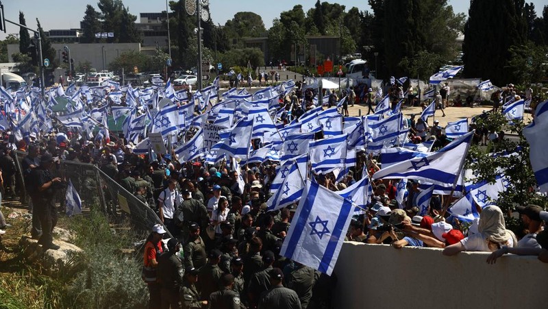 Polisi Israel melewati penghalang polisi selama demonstrasi menentang Perdana Menteri Israel Benjamin Netanyahu dan perombakan peradilan pemerintah koalisi nasionalisnya, di Yerusalem 24 Juli 2023. (REUTERS/Ronen Zvulun)