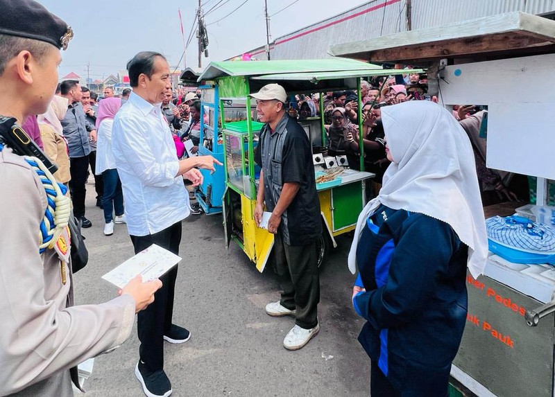 Potret Jokowi Ajak Prabowo dan Erick Blusukan Bareng ke Pasar Bululawang Jokowi melakukan kunjungan ke Pasar Bululawang di Kabupaten Malang, Jawa Timur. Jokowi turut didampingi Menteri Pertahanan Prabowo Subianto.