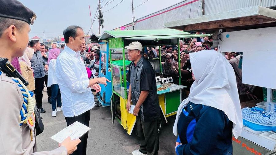 Jokowi melakukan kunjungan ke Pasar Bululawang di Kabupaten Malang, Jawa Timur. Jokowi turut didampingi Menteri Pertahanan Prabowo Subianto.