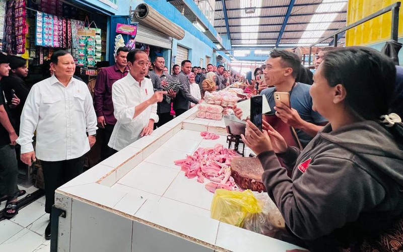 Potret Jokowi Ajak Prabowo dan Erick Blusukan Bareng ke Pasar Bululawang Jokowi melakukan kunjungan ke Pasar Bululawang di Kabupaten Malang, Jawa Timur. Jokowi turut didampingi Menteri Pertahanan Prabowo Subianto.