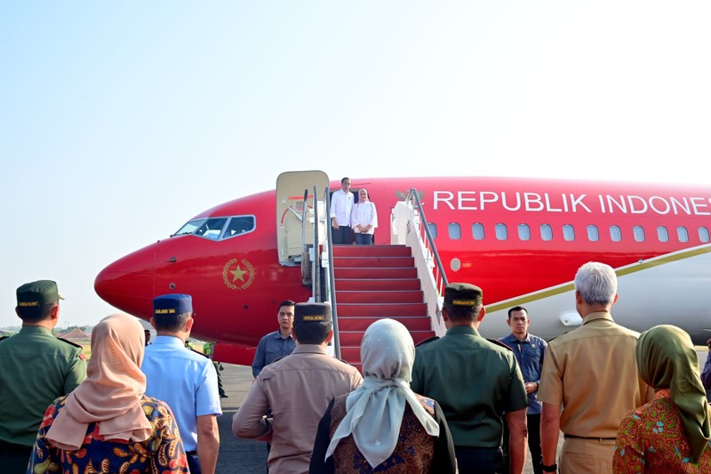 Sambil menunggu kedatangan Presiden Joko Widodo dan Ibu Iriana di Bandara Adi Soemarmo, Senin 24 Juli 2023, Menteri Pertahanan Prabowo Subianto, Menteri BUMN Erick Thohir, Gubernur Jawa Tengah Ganjar Pranowo, dan Walikota Solo Gibran Rakabuming berbincang-bincang di ruang tunggu bandara. (Foto: Laily Rachev - Biro Pers Sekretariat Presiden)