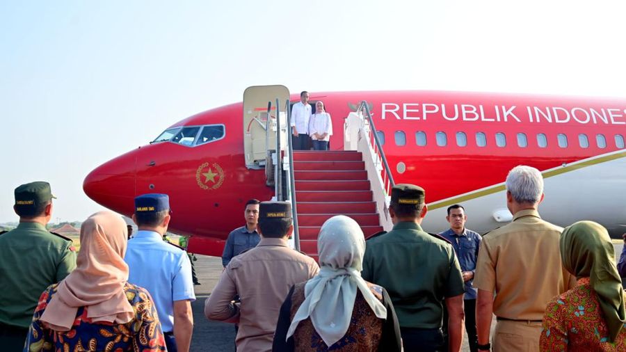 Sambil menunggu kedatangan Presiden Joko Widodo dan Ibu Iriana di Bandara Adi Soemarmo, Senin 24 Juli 2023, Menteri Pertahanan Prabowo Subianto, Menteri BUMN Erick Thohir, Gubernur Jawa Tengah Ganjar Pranowo, dan Walikota Solo Gibran Rakabuming berbincang-bincang di ruang tunggu bandara. (Foto: Laily Rachev - Biro Pers Sekretariat Presiden)