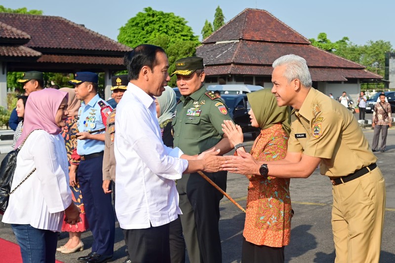 Sambil menunggu kedatangan Presiden Joko Widodo dan Ibu Iriana di Bandara Adi Soemarmo, Senin 24 Juli 2023, Menteri Pertahanan Prabowo Subianto, Menteri BUMN Erick Thohir, Gubernur Jawa Tengah Ganjar Pranowo, dan Walikota Solo Gibran Rakabuming berbincang-bincang di ruang tunggu bandara. (Foto: Laily Rachev - Biro Pers Sekretariat Presiden)