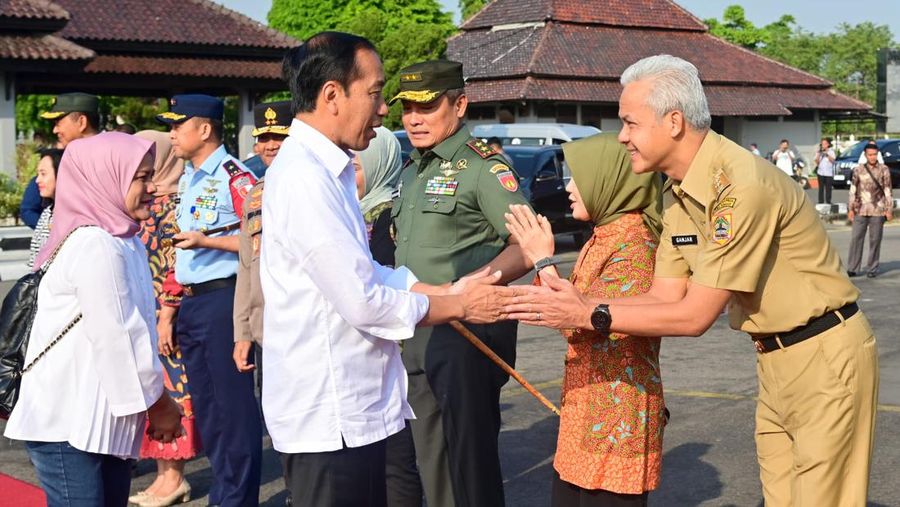 Sambil menunggu kedatangan Presiden Joko Widodo dan Ibu Iriana di Bandara Adi Soemarmo, Senin 24 Juli 2023, Menteri Pertahanan Prabowo Subianto, Menteri BUMN Erick Thohir, Gubernur Jawa Tengah Ganjar Pranowo, dan Walikota Solo Gibran Rakabuming berbincang-bincang di ruang tunggu bandara. (Foto: Laily Rachev - Biro Pers Sekretariat Presiden)
