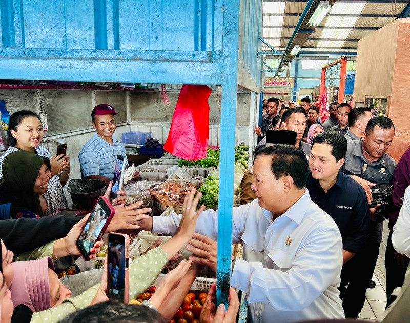 Potret Jokowi Ajak Prabowo dan Erick Blusukan Bareng ke Pasar Bululawang Jokowi melakukan kunjungan ke Pasar Bululawang di Kabupaten Malang, Jawa Timur. Jokowi turut didampingi Menteri Pertahanan Prabowo Subianto.