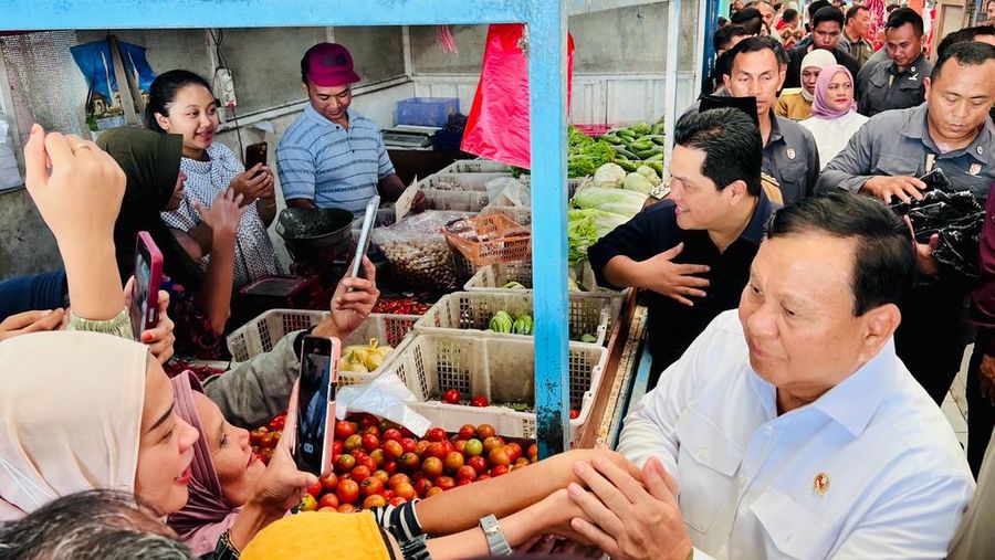 Presiden Joko Widodo melakukan kunjungan ke Pasar Bululawang, Kabupaten Malang, Senin (24/7/2023) dengan di dampingi Menteri BUMN Erick Thohir dan Menteri Pertahanan Prabowo Subianto. (Dok. Laily Rachev - Biro Pers Sekretariat Presiden)