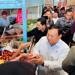 Jokowi Kenalkan Prabowo-Erick ke Pedagang Pasar saat Blusukan