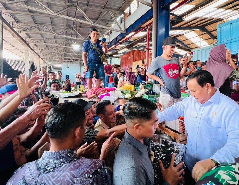Jokowi melakukan kunjungan ke Pasar Bululawang di Kabupaten Malang, Jawa Timur. Jokowi turut didampingi Menteri Pertahanan Prabowo Subianto.