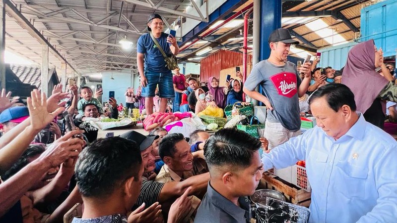 Jokowi melakukan kunjungan ke Pasar Bululawang di Kabupaten Malang, Jawa Timur. Jokowi turut didampingi Menteri Pertahanan Prabowo Subianto.
