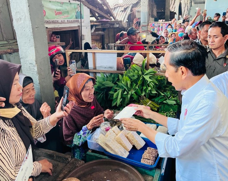 Jokowi melakukan kunjungan ke Pasar Bululawang di Kabupaten Malang, Jawa Timur. Jokowi turut didampingi Menteri Pertahanan Prabowo Subianto.