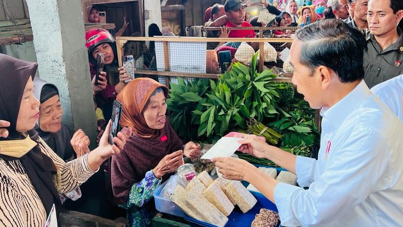 Jokowi melakukan kunjungan ke Pasar Bululawang di Kabupaten Malang, Jawa Timur. Jokowi turut didampingi Menteri Pertahanan Prabowo Subianto.