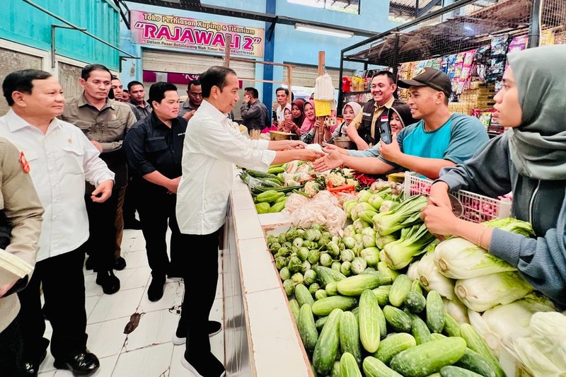 Jokowi melakukan kunjungan ke Pasar Bululawang di Kabupaten Malang, Jawa Timur. Jokowi turut didampingi Menteri Pertahanan Prabowo Subianto.