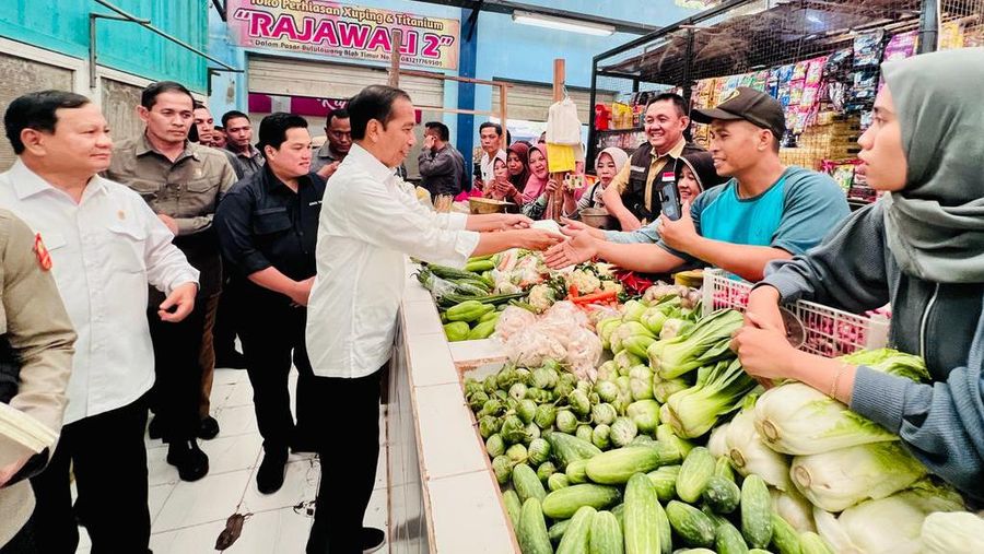 Presiden Joko Widodo melakukan kunjungan ke Pasar Bululawang, Kabupaten Malang, Senin (24/7/2023) dengan di dampingi Menteri BUMN Erick Thohir dan Menteri Pertahanan Prabowo Subianto. (Dok. Laily Rachev - Biro Pers Sekretariat Presiden)