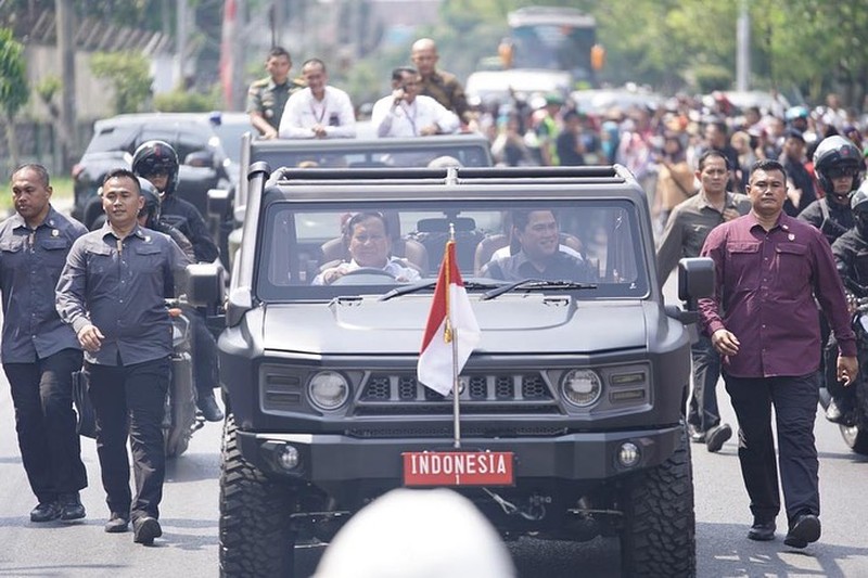 Presiden Jokowi bersama Menhan Prabowo dan Menteri BUMN Erick Thohir meninjau gudang amunisi PT. Pindad, Turen, Kabupaten Malang. Presiden Jokowi bersama Menhan Prabowo dan Menteri BUMN Erick Thohir meninjau gudang amunisi PT. Pindad, Turen, Kabupaten Malang. (Instagram @erickthohir)