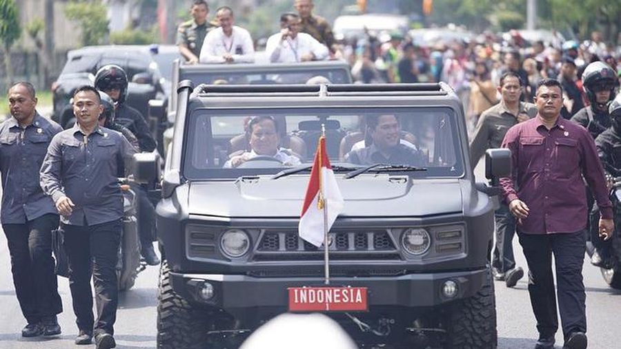 Presiden Jokowi bersama Menhan Prabowo dan Menteri BUMN Erick Thohir meninjau gudang amunisi PT. Pindad, Turen, Kabupaten Malang. (Instagram @erickthohir)