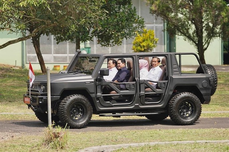 Presiden Jokowi bersama Menhan Prabowo dan Menteri BUMN Erick Thohir meninjau gudang amunisi PT. Pindad, Turen, Kabupaten Malang. (Instagram @erickthohir)