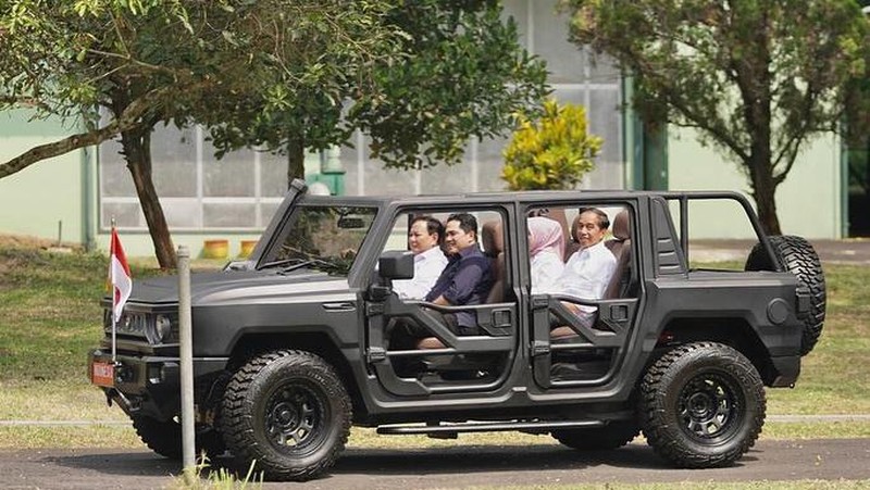 Presiden Jokowi bersama Menhan Prabowo dan Menteri BUMN Erick Thohir meninjau gudang amunisi PT. Pindad, Turen, Kabupaten Malang. (Instagram @erickthohir)