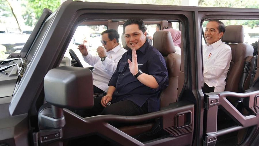 Presiden Jokowi bersama Menhan Prabowo dan Menteri BUMN Erick Thohir meninjau gudang amunisi PT. Pindad, Turen, Kabupaten Malang. (Dok. Kementerian BUMN)