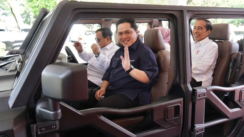 Presiden Jokowi bersama Menhan Prabowo dan Menteri BUMN Erick Thohir meninjau gudang amunisi PT. Pindad, Turen, Kabupaten Malang. (Instagram @erickthohir)