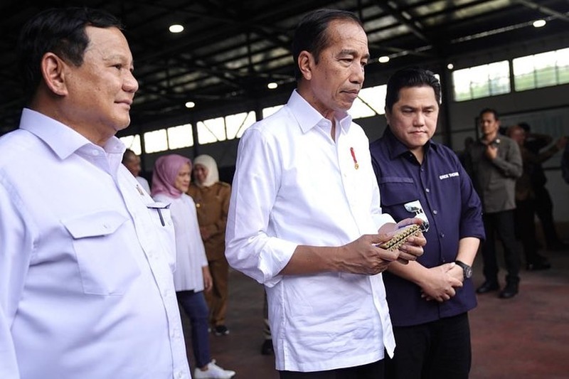 Presiden Jokowi bersama Menhan Prabowo dan Menteri BUMN Erick Thohir meninjau gudang amunisi PT. Pindad, Turen, Kabupaten Malang. (Instagram @erickthohir)