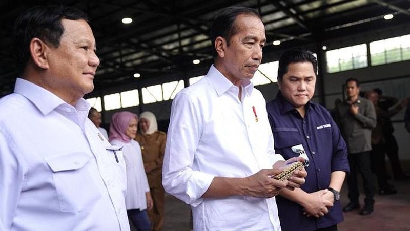 Presiden Jokowi bersama Menhan Prabowo dan Menteri BUMN Erick Thohir meninjau gudang amunisi PT. Pindad, Turen, Kabupaten Malang. (Instagram @erickthohir)
