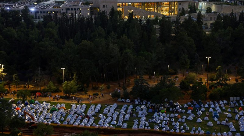 Ribuan demonstran Israel mendirikan tenda di luar Parlemen Israel, Knesset. Aksi tersebut dilakukan sebagai bagian dari protes terhadap rencana Perdana Menteri Israel Benjamin Netanyahu untuk merombak sistem peradilan yang kontroversial. (REUTERS/RONEN ZVULUN)