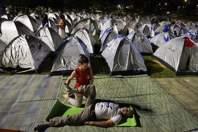 Ribuan demonstran Israel mendirikan tenda di luar Parlemen Israel, Knesset. Aksi tersebut dilakukan sebagai bagian dari protes terhadap rencana Perdana Menteri Israel Benjamin Netanyahu untuk merombak sistem peradilan yang kontroversial. (REUTERS/RONEN ZVULUN) Ribuan demonstran Israel mendirikan tenda di luar Parlemen Israel, Knesset. Aksi tersebut dilakukan sebagai bagian dari protes terhadap rencana Perdana Menteri Israel Benjamin Netanyahu untuk merombak sistem peradilan yang kontroversial. (REUTERS/RONEN ZVULUN)