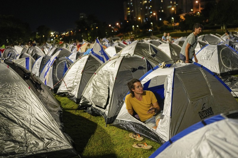 Ribuan demonstran Israel mendirikan tenda di luar Parlemen Israel, Knesset. Aksi tersebut dilakukan sebagai bagian dari protes terhadap rencana Perdana Menteri Israel Benjamin Netanyahu untuk merombak sistem peradilan yang kontroversial. (REUTERS/RONEN ZVULUN) Ribuan demonstran Israel mendirikan tenda di luar Parlemen Israel, Knesset. Aksi tersebut dilakukan sebagai bagian dari protes terhadap rencana Perdana Menteri Israel Benjamin Netanyahu untuk merombak sistem peradilan yang kontroversial. (REUTERS/RONEN ZVULUN)