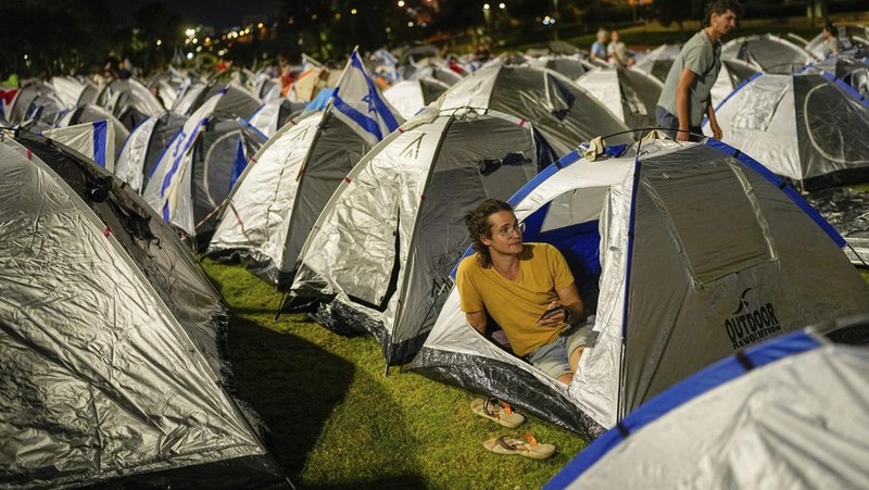 Ribuan demonstran Israel mendirikan tenda di luar Parlemen Israel, Knesset. Aksi tersebut dilakukan sebagai bagian dari protes terhadap rencana Perdana Menteri Israel Benjamin Netanyahu untuk merombak sistem peradilan yang kontroversial. (REUTERS/RONEN ZVULUN)