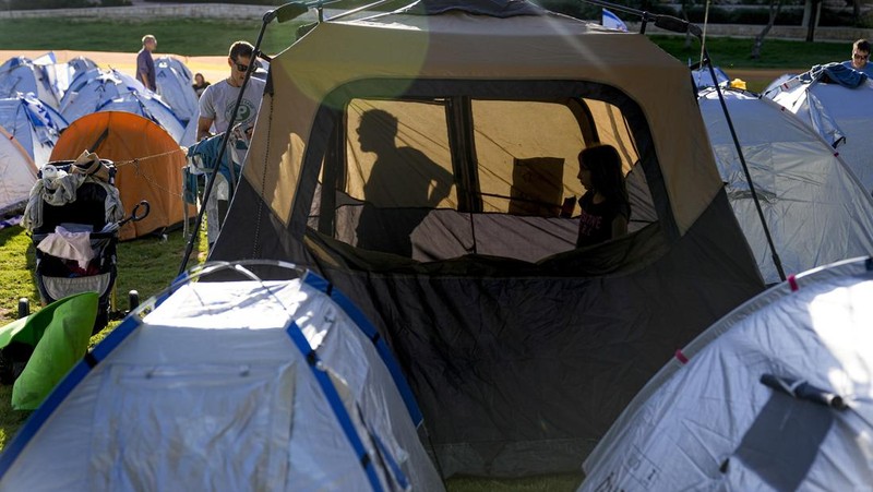 Ribuan demonstran Israel mendirikan tenda di luar Parlemen Israel, Knesset. Aksi tersebut dilakukan sebagai bagian dari protes terhadap rencana Perdana Menteri Israel Benjamin Netanyahu untuk merombak sistem peradilan yang kontroversial. (REUTERS/RONEN ZVULUN)