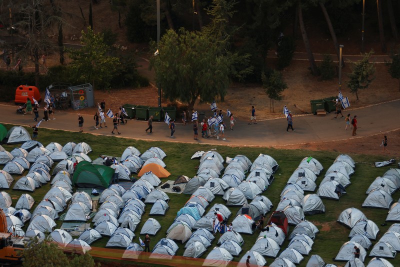 Ribuan demonstran Israel mendirikan tenda di luar Parlemen Israel, Knesset. Aksi tersebut dilakukan sebagai bagian dari protes terhadap rencana Perdana Menteri Israel Benjamin Netanyahu untuk merombak sistem peradilan yang kontroversial. (REUTERS/RONEN ZVULUN) Ribuan demonstran Israel mendirikan tenda di luar Parlemen Israel, Knesset. Aksi tersebut dilakukan sebagai bagian dari protes terhadap rencana Perdana Menteri Israel Benjamin Netanyahu untuk merombak sistem peradilan yang kontroversial. (REUTERS/RONEN ZVULUN)
