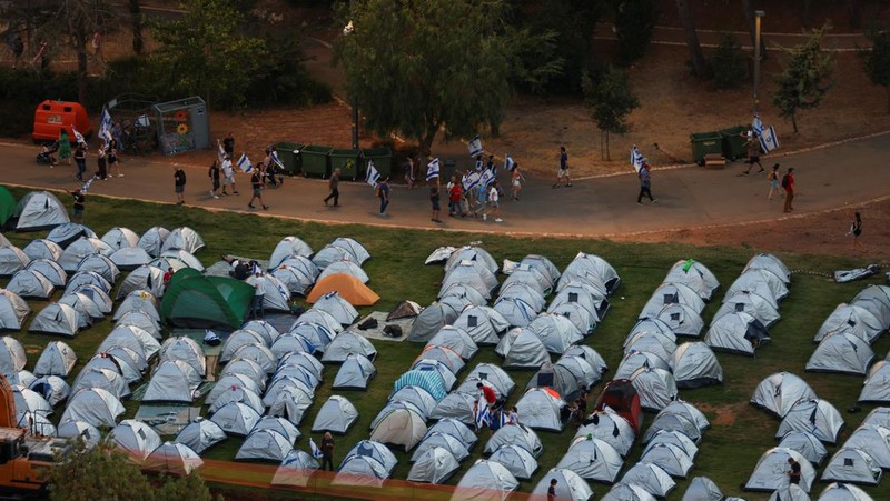 Ribuan demonstran Israel mendirikan tenda di luar Parlemen Israel, Knesset. Aksi tersebut dilakukan sebagai bagian dari protes terhadap rencana Perdana Menteri Israel Benjamin Netanyahu untuk merombak sistem peradilan yang kontroversial. (REUTERS/RONEN ZVULUN)