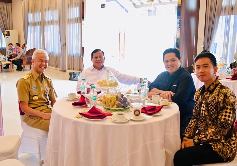 Sambil menunggu kedatangan Presiden Joko Widodo dan Ibu Iriana di Bandara Adi Soemarmo, Senin 24 Juli 2023, Menteri Pertahanan Prabowo Subianto, Menteri BUMN Erick Thohir, Gubernur Jawa Tengah Ganjar Pranowo, dan Walikota Solo Gibran Rakabuming berbincang-bincang di ruang tunggu bandara. (Foto: Laily Rachev - Biro Pers Sekretariat Presiden) Sambil menunggu kedatangan Presiden Joko Widodo dan Ibu Iriana di Bandara Adi Soemarmo, Senin 24 Juli 2023, Menteri Pertahanan Prabowo Subianto, Menteri BUMN Erick Thohir, Gubernur Jawa Tengah Ganjar Pranowo, dan Walikota Solo Gibran Rakabuming berbincang-bincang di ruang tunggu bandara. (Foto: Laily Rachev - Biro Pers Sekretariat Presiden)