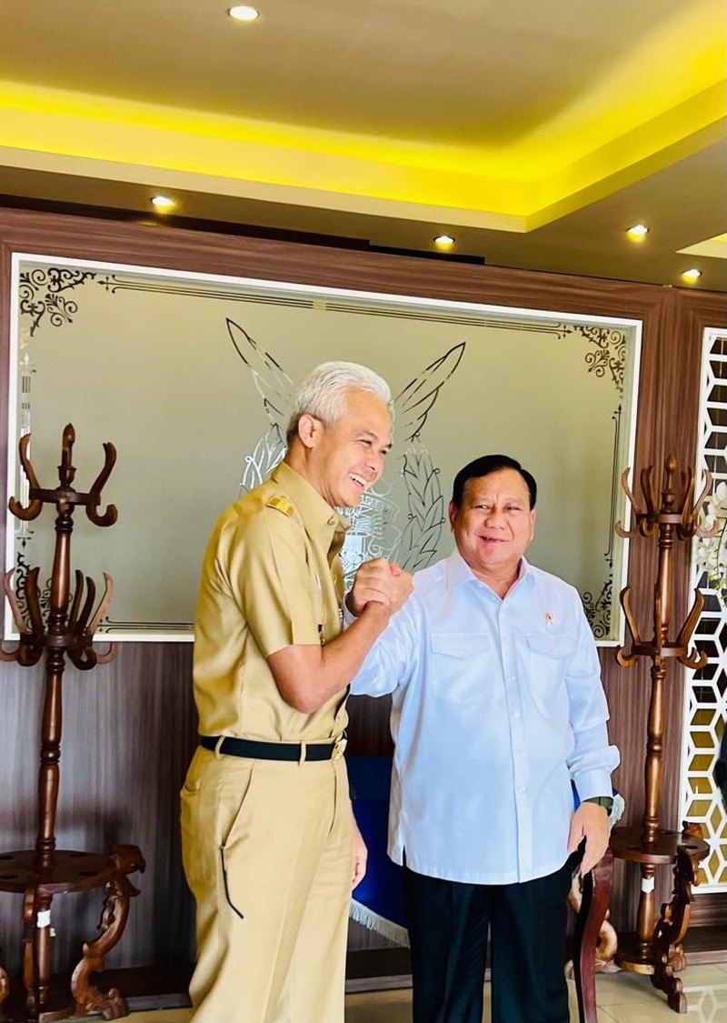 Sambil menunggu kedatangan Presiden Joko Widodo dan Ibu Iriana di Bandara Adi Soemarmo, Senin 24 Juli 2023, Menteri Pertahanan Prabowo Subianto, Menteri BUMN Erick Thohir, Gubernur Jawa Tengah Ganjar Pranowo, dan Walikota Solo Gibran Rakabuming berbincang-bincang di ruang tunggu bandara. (Foto: Laily Rachev - Biro Pers Sekretariat Presiden)