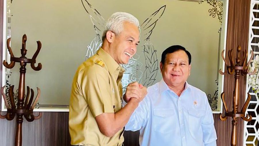 Sambil menunggu kedatangan Presiden Joko Widodo dan Ibu Iriana di Bandara Adi Soemarmo, Senin 24 Juli 2023, Menteri Pertahanan Prabowo Subianto, Menteri BUMN Erick Thohir, Gubernur Jawa Tengah Ganjar Pranowo, dan Walikota Solo Gibran Rakabuming berbincang-bincang di ruang tunggu bandara. (Foto: Laily Rachev - Biro Pers Sekretariat Presiden)