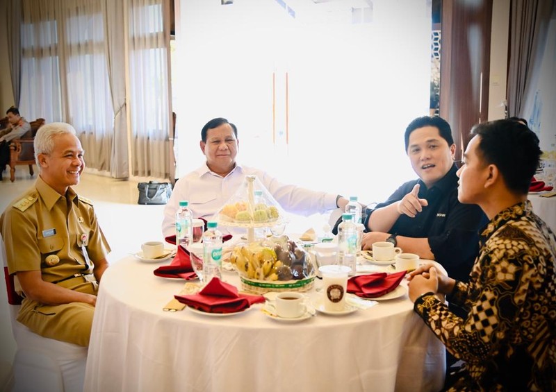 Sambil menunggu kedatangan Presiden Joko Widodo dan Ibu Iriana di Bandara Adi Soemarmo, Senin 24 Juli 2023, Menteri Pertahanan Prabowo Subianto, Menteri BUMN Erick Thohir, Gubernur Jawa Tengah Ganjar Pranowo, dan Walikota Solo Gibran Rakabuming berbincang-bincang di ruang tunggu bandara. (Foto: Laily Rachev - Biro Pers Sekretariat Presiden)