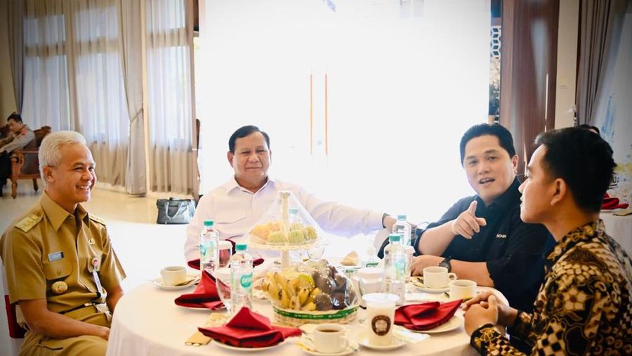 Sambil menunggu kedatangan Presiden Joko Widodo dan Ibu Iriana di Bandara Adi Soemarmo, Senin 24 Juli 2023, Menteri Pertahanan Prabowo Subianto, Menteri BUMN Erick Thohir, Gubernur Jawa Tengah Ganjar Pranowo, dan Walikota Solo Gibran Rakabuming berbincang-bincang di ruang tunggu bandara. (Foto: Laily Rachev - Biro Pers Sekretariat Presiden)