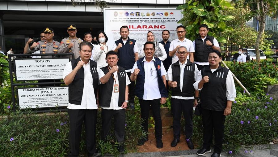 Satgas BLBI melalui Panitia Urusan Piutang Negara (PUPN) Cabang DKI Jakarta melaksanakan Penyitaan terhadap Harta Kekayaan Lainnya Obligor Bank Asia Pacific Setiawan Harjono dan Hendrawan Haryono berupa tanah dan bangunan satuan rumah susun yang dikenal sebagai The East Tower beralamat di Jalan Lingkar Mega Kuningan, Setiabudi, Jakarta Selatan pada tanggal 24 Juli 2023. (Dok. Satgas BLBI)