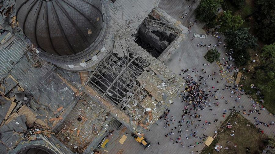 Serangan belasan Rusia dilaporkan menghancurkan pusat kota bersejarah, Odesa di Ukraina dalam semalam, Sabtu (22/7/2023) waktu setempat. (AP/Jae C. Hong)