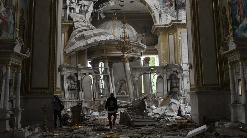 Serangan belasan Rusia dilaporkan menghancurkan pusat kota bersejarah, Odesa di Ukraina dalam semalam, Sabtu (22/7/2023) waktu setempat. (AP/Jae C. Hong)