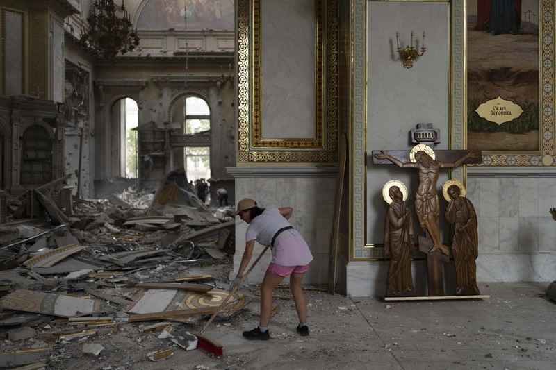 Serangan belasan Rusia dilaporkan menghancurkan pusat kota bersejarah, Odesa di Ukraina dalam semalam, Sabtu (22/7/2023) waktu setempat. (AP/Jae C. Hong)