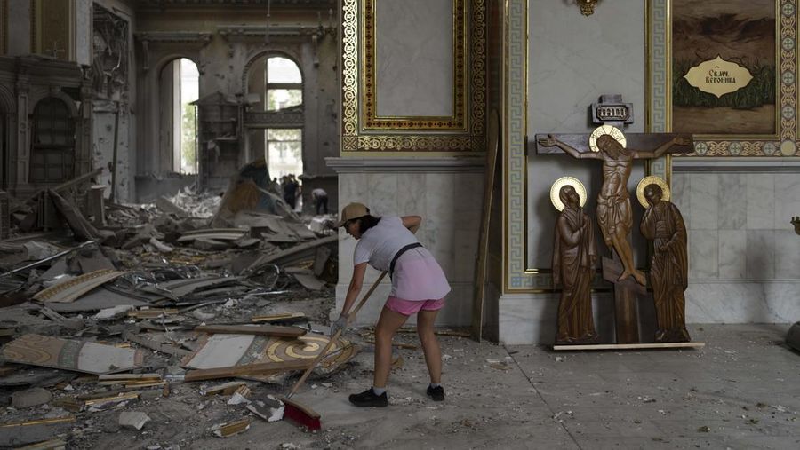 Serangan belasan Rusia dilaporkan menghancurkan pusat kota bersejarah, Odesa di Ukraina dalam semalam, Sabtu (22/7/2023) waktu setempat. (AP/Jae C. Hong)