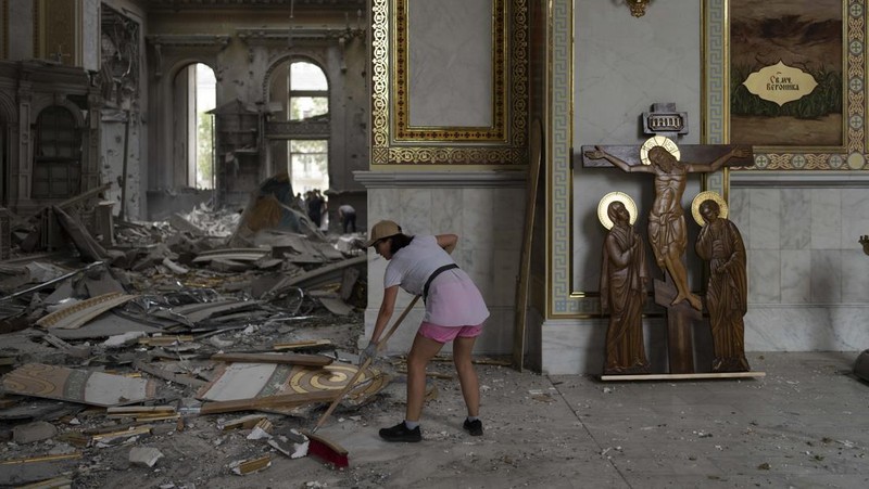 Serangan belasan Rusia dilaporkan menghancurkan pusat kota bersejarah, Odesa di Ukraina dalam semalam, Sabtu (22/7/2023) waktu setempat. (AP/Jae C. Hong)