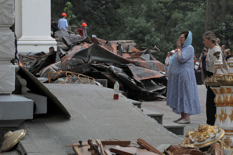Serangan belasan Rusia dilaporkan menghancurkan pusat kota bersejarah, Odesa di Ukraina dalam semalam, Sabtu (22/7/2023) waktu setempat. (AP/Jae C. Hong)