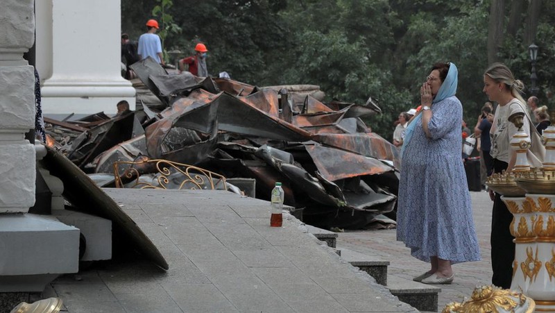 Serangan belasan Rusia dilaporkan menghancurkan pusat kota bersejarah, Odesa di Ukraina dalam semalam, Sabtu (22/7/2023) waktu setempat. (AP/Jae C. Hong)