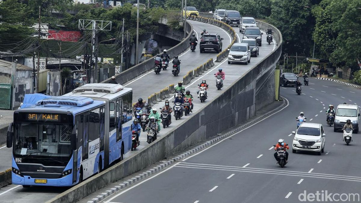 Ngeri Insiden Pemotor Jatuh dari Flyover Pesing Terjadi Lagi — NadiKabar.com