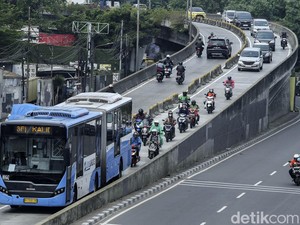 Ngeri Insiden Pemotor Jatuh dari Flyover Pesing Terjadi Lagi